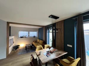 Wir haben den Wohn- und Essbereich für einen Kunden in Westhausen neu gestaltet, mit Eichenpaneele und eingebauten LED-Streifen für eine warme Beleuchtung und eine stilvolle Umgestaltung.