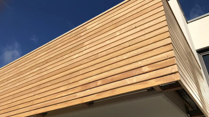 Kurz: Balkonumrahmung aus Lärche für Kunden aus Heilbad Heiligenstadt. Robust, langlebig, natürlich schön, regelmäßig zu pflegen. Witterungsbeständig, vielseitige Designs, Größenanpassung.