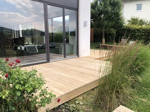 Erleben Sie Natur auf Ihrer Terrasse mit sibirischer Lärche. Verleihen Sie Ihren Außenanlagen Eleganz und Haltbarkeit mit unseren hochwertigen Terrassendielen.