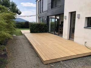 Erleben Sie das neue Einfamilienhaus in vollen Zügen, inklusive einer atemberaubenden Terrassen-Neugestaltung mit sibirischer Lärche im geriffelten Design. Lassen Sie uns Ihnen zeigen, wie wir Ihr Zuhause zu einem Refugium machen können.