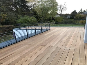 Erleben Sie den natürlichen Charme Bangkirais auf Ihrer Terrasse. Mit unserer fachmännischen Umsetzung einer Bangkirai Terrasse können Sie Ihren Außenbereich in ein zeitloses Refugium verwandeln. Unser Holzbodenbelag ist robust, langlebig und ideal für den Einsatz im Freien. Profitieren Sie von unserer Erfahrung und lassen Sie uns Ihnen Ihre ganz persönliche Bangkirai Terrasse bauen.