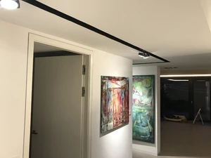 Eine Decke mit eingelassenen Lichtkanal und Strahlern ist ein Beleuchtungssystem, bei dem Licht durch einen in die Trockenbaudecke eingelassenen Kanal geleitet wird und durch Strahler in den Raum abgegeben wird. Es ist platz- und energiesparend, da das Licht direkt an die benötigten Stellen gelenkt wird.