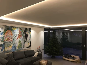 Wohnraumdecken mit eingebetteten Lichtbändern.